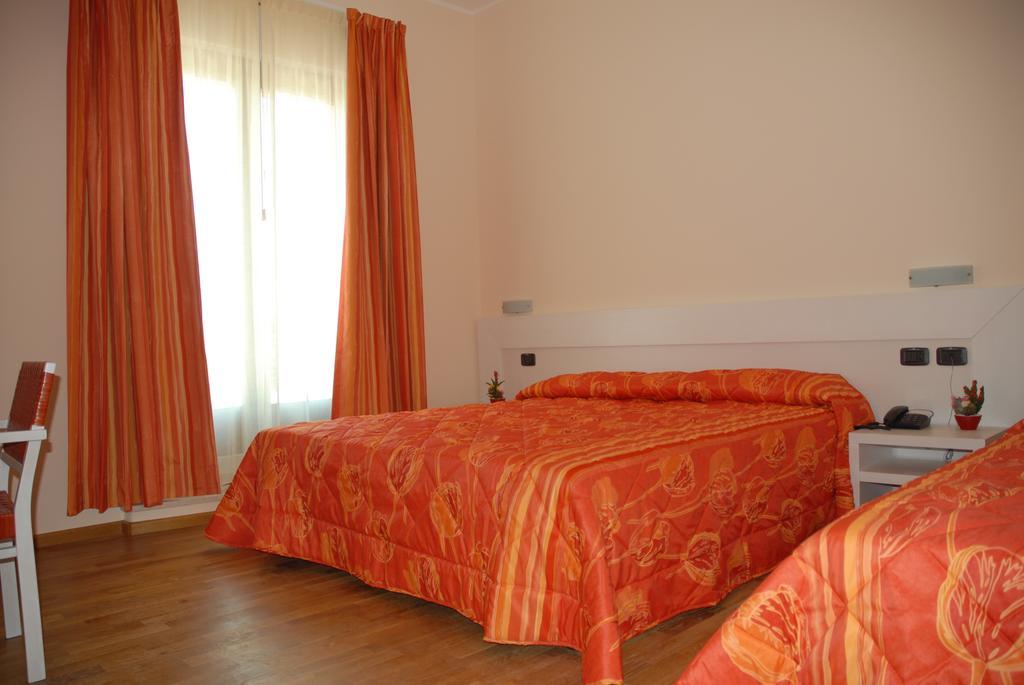 Hotel Flaminio Tavernelle Serrungarina Exterior photo
